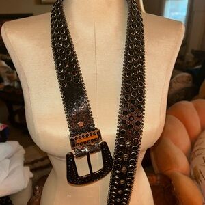 Like new Black Leather Rhinestone studded Belt..Western wear and versatile. ❤️